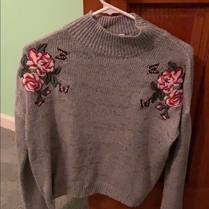 floral short sweater with a slightly raised neck